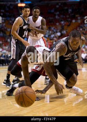 Ottobre 12, 2015 - Miami, Florida, Stati Uniti - Miami Heat avanti Luol Deng (9) battaglie San Antonio Spurs avanti Kawhi Leonard (2) a AmericanAirlines Arena a Miami in Florida il 12 ottobre 2015. (Credito Immagine: © Allen Eyestone/Palm Beach post via ZUMA filo) Foto Stock