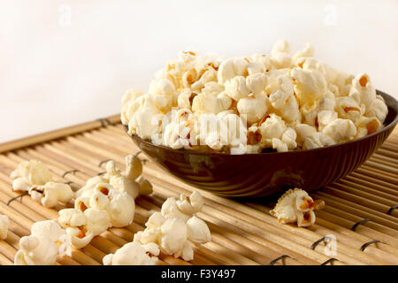 Il popcorn oltre riempita nel recipiente Foto Stock