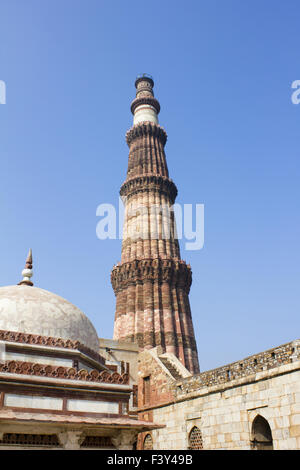 Qutub Minar con tomba Foto Stock