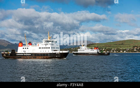 Calmac auto & traghetti per passeggeri Argyle destra e Bute sinistra sono il passaggio di ogni altro a Gourock nel fiume Clyde Scozia Scotland Foto Stock