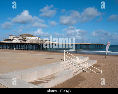 Abbandonato il molo vittoriano con i cani non ammessi bandiera sulla spiaggia sabbiosa di Colwyn Bay Wales UK Foto Stock