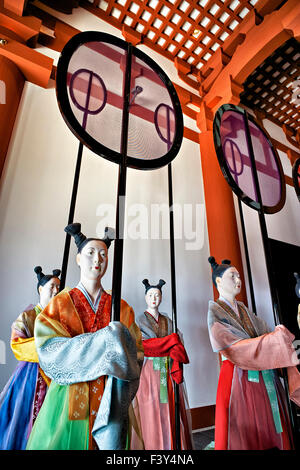 Giappone, isola di Honshu, Kansai di Osaka, corte ladies del Periodo Nara a Osaka Museo di storia. Foto Stock