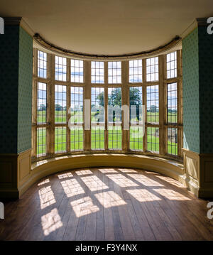 Vista dall'interno di Kirby Hall, un ora rovinato 16thC Elizabethan country house vicino Gretton, Northamptonshire, England, Regno Unito Foto Stock