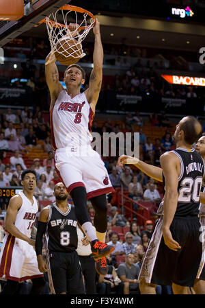 Ottobre 12, 2015 - Miami, Florida, Stati Uniti - Miami Heat guard Tyler Johnson (8) schiacciate nel primo trimestre contro gli speroni a AmericanAirlines Arena a Miami in Florida il 12 ottobre 2015. (Credito Immagine: © Allen Eyestone/Palm Beach post via ZUMA filo) Foto Stock