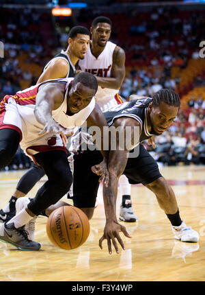 Ottobre 12, 2015 - Miami, Florida, Stati Uniti - Miami Heat avanti Luol Deng (9) battaglie San Antonio Spurs avanti Kawhi Leonard (2) a AmericanAirlines Arena a Miami in Florida il 12 ottobre 2015. (Credito Immagine: © Allen Eyestone/Palm Beach post via ZUMA filo) Foto Stock