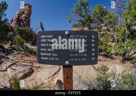 Segno che puntano a posizioni in Canyonlands Parchi nazionali Foto Stock