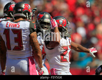 11 ott. 2015 - Tampa, Florida, Stati Uniti - DIRK SHADD | Orari .Tampa Bay Buccaneers running back Doug Martin (22) celebra il suo 10 touchdown di cattura e di eseguire, rendendo il punteggio di 12 a 7, durante il primo semestre presso Raymond James Stadium Domenica pomeriggio in Tampa (10/11/15) (credito Immagine: © Dirk Shadd/Tampa Bay volte via ZUMA filo) Foto Stock