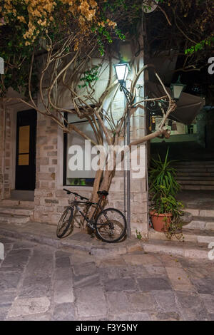 Noleggio vicino a tree sulla strada di città Foto Stock