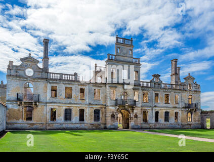 Ingresso nord e parte anteriore dal piazzale antistante in Kirby Hall, una rovina 16thC Elizabethan country house nr Gretton, Northants, Regno Unito Foto Stock