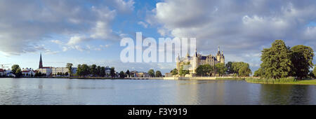 Vista sul Lago Burgsee e Castello di Schwerin Foto Stock