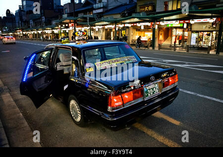 Giappone, isola di Honshu, Kansai, Kyoto, taxi in attesa nel quartiere di Gion. Foto Stock