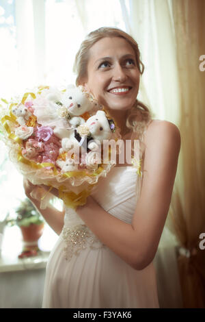 Bella giovane sposa con un bouquet di nozze Foto Stock