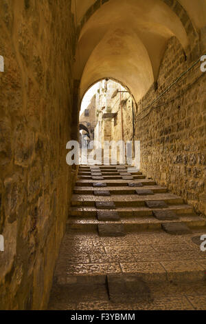 Strada stretta nella città vecchia Foto Stock