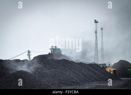 Redcar, Regno Unito. 13 ottobre, 2015. Lunedì 12 Ottobre 2015, il ricevitore ufficiale, Ken Beasley, detto: "SSI è stata posta in liquidazione con debiti considerevoli e non ha avuto a disposizione dei fondi per acquistare il carbone necessario per mantenere i forni da coke operativo. Mi hanno assicurato il funzionamento continuo dei forni mentre ho avuto a che fare con dei problemi di salute e sicurezza ed ha esaminato se vi fossero valide offerte per forni. Non vi è alcuna prospettiva realistica di un acquirente di essere rilevato e la priorità ora è quello di chiudere i forni in modo sicuro. Nella foto: martedì 13 ottobre 2015 Credit: Alan Dawson News/Alamy vivere N Foto Stock