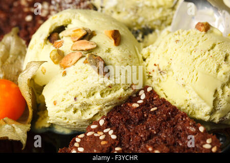 Il pistacchio gelato e rabboccato con dadi Foto Stock
