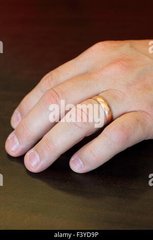 Maschio adulto sinistra su di un tavolo di legno Foto Stock