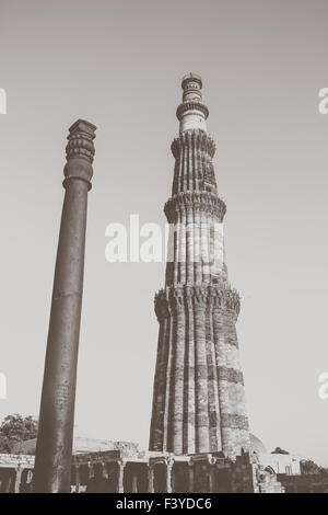 Qutub Minar con colonna di ferro, vintage modificati Foto Stock