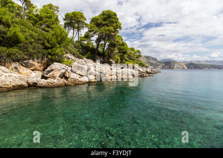 Il fondale basso e la costa rocciosa presso l'isola di Lokrum in Croazia. Foto Stock