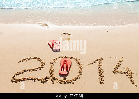 Red flip flop sulla spiaggia Foto Stock