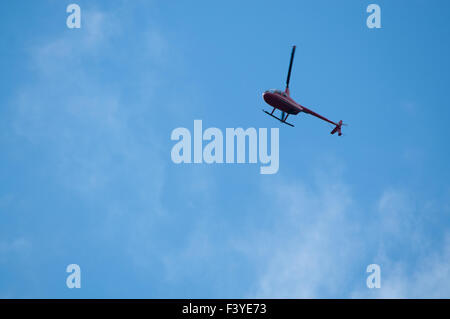 Elicottero in alto sopra il cielo blu Foto Stock