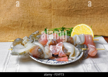 Spiedini di frutti di mare con scampi e calamari Foto Stock