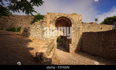 Vista dell'ingresso della fortificazione di epoca punica chiamato Porta Spada di Erice, Trapani. Sicilia Foto Stock