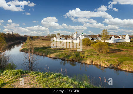 Bella bianca monastero a Suzdal, Russia Foto Stock