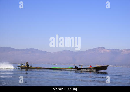 Longboat sul Lago Inle, Myanmar, Asia Foto Stock