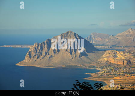 Vista del Monte Cofano in Erice, Trapani. Sicilia Foto Stock