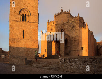 ERICE, Italia - 05 agosto: vista del duomo dell'Assunta, la chiesa madre di Erice Trapani su 05 Agosto 2015 Foto Stock