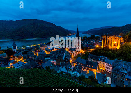 Bacharach un piccolo villaggio del vino della valle del Reno zona, la storica città vecchia, il vecchio castello e mura in th mezzo di vigneti Foto Stock