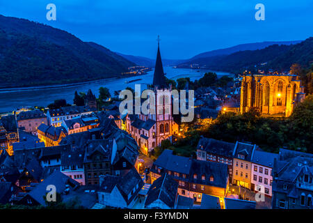 Bacharach un piccolo villaggio del vino della valle del Reno zona, la storica città vecchia, il vecchio castello e mura in th mezzo di vigneti Foto Stock