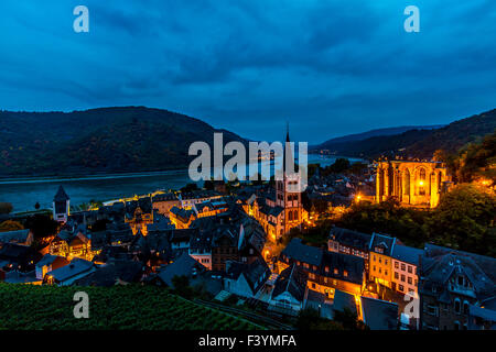 Bacharach un piccolo villaggio del vino della valle del Reno zona, la storica città vecchia, il vecchio castello e mura in th mezzo di vigneti Foto Stock