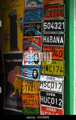 Negozio di souvenir vendita manifesti e colorato numero turistico piastre, Old Havana Cuba Foto Stock