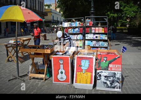 Plaza de Armas, il più antico della città square, libro e di stallo poster Havana, Cuba Foto Stock