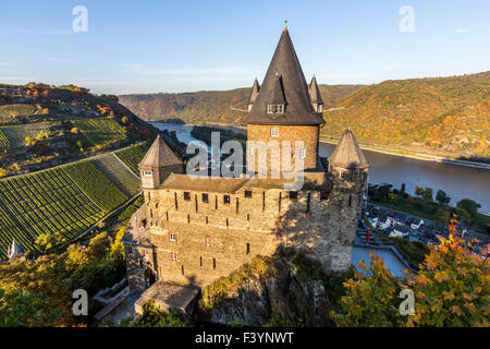 Castello Stahleck, sopra il villaggio di Bacharach, oggi un ostello per la gioventù a valle del Reno superiore e centrale, Germania Foto Stock