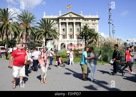 I turisti al di fuori del Gobierno Militar edificio all'estremità inferiore della Rambla vicino a La Rambla de Mar a Barcellona. Foto Stock