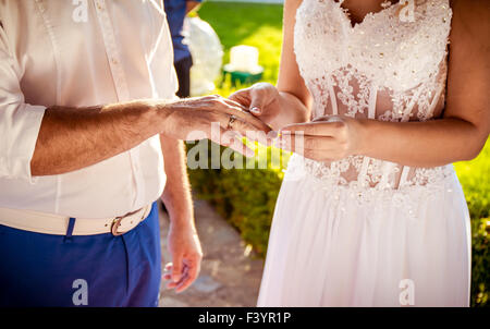 Lo sposo e la sposa le mani con anelli di nozze Foto Stock