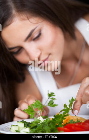 Ragazza prepara insalate Foto Stock