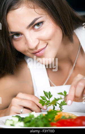 Ragazza prepara insalate Foto Stock