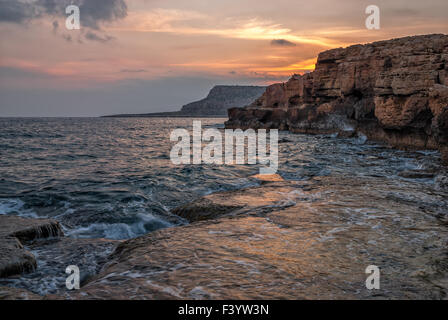 Tramonto su scogliere e oceano Foto Stock