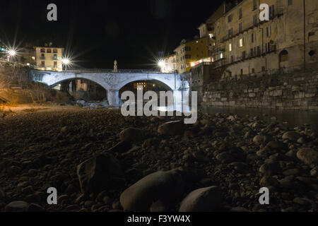 Il fiume Sesia, notte, Varallo Foto Stock