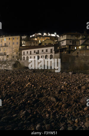 Il fiume Sesia, notte, Varallo Foto Stock