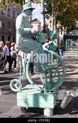 Artisti di strada e turisti adornano questa posizione popolare che è la Rambla, o le passeggiate in Barcellona, Spagna. Foto Stock