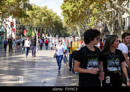 Artisti di strada e turisti adornano questa posizione popolare che è la Rambla, o le passeggiate in Barcellona, Spagna. Foto Stock