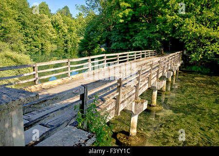 Fiume Korana, vecchio ponte di legno in Slunj Foto Stock