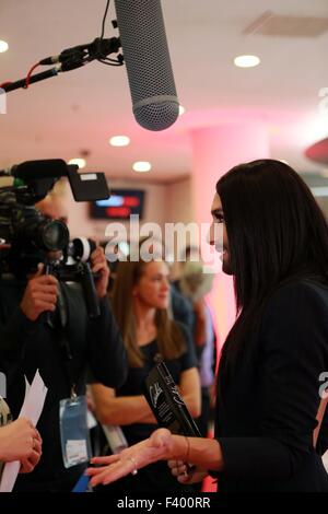 Francoforte. Xiii oct, 2015. Conchita Wurst colloqui con i mass media al tappeto rosso prima della cerimonia di apertura del 2015 Francoforte Fiera del Libro di Francoforte in Germania su 13 Ottobre, 2015. Credito: Luo Huanhuan/Xinhua/Alamy Live News Foto Stock