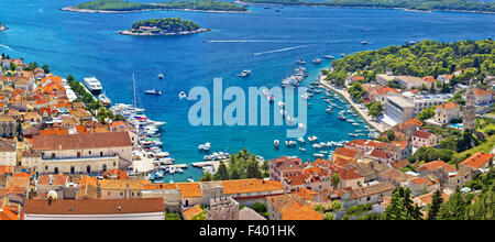 Baia di Lèsina e yacht harbour Foto Stock