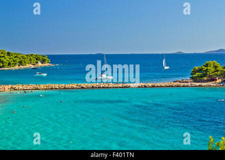 Turchese spiaggia croata sull'isola di Murter Foto Stock