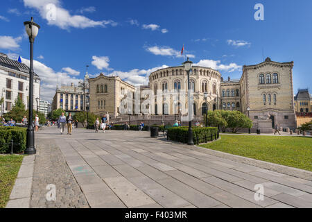 Piazza sulla parte anteriore di Oslo Parlament Foto Stock